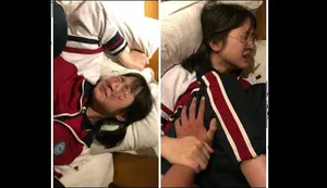 Sự cám dỗ chết người của người phụ nữ trẻ trong sáng chính là đam mê của người phụ nữ trẻ tốt bụng. Cô ấy cởi một nửa quần tất và xoa mông, ngồi xổm và bịt miệng, giơ chân lên để bịt âm hộ.