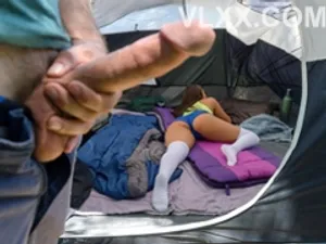Môi đỏ và cô gái xinh đẹp gợi cảm chiến đấu với một người đàn ông đội mũ trùm đầu và hở đáy quần, tất đen và âm hộ rậm lông cưỡi lên xuống
